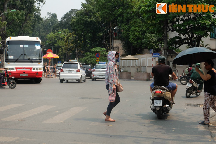 Những người đi bộ cũng vội vã qua đường thật nhanh để không bị cái nắng thiêu đốt.
