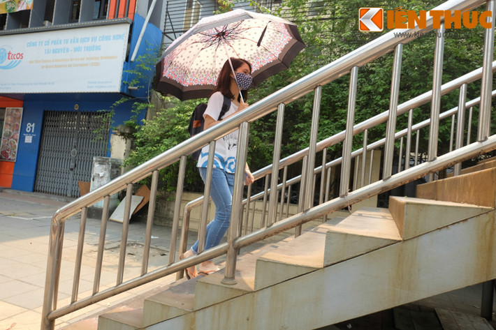 Nắng không quá rát nhưng do thời tiết thay đổi đột ngột nên nhiều người chưa kịp thích nghi và cảm thấy ngột ngạt, khó chịu.