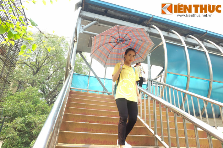 Những thiếu nữ Hà Thành tay ô, tay áo chống chọi với nắng nóng.