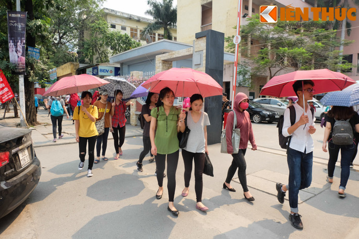 Áo chống nắng, khẩu trang, ô... thành cứu cánh ngày hè.