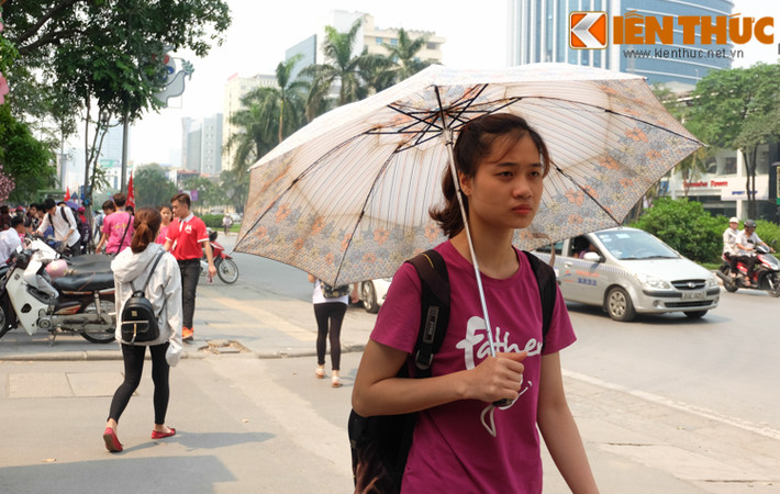 Nắng chói khiến nhiều người phải nheo mắt.