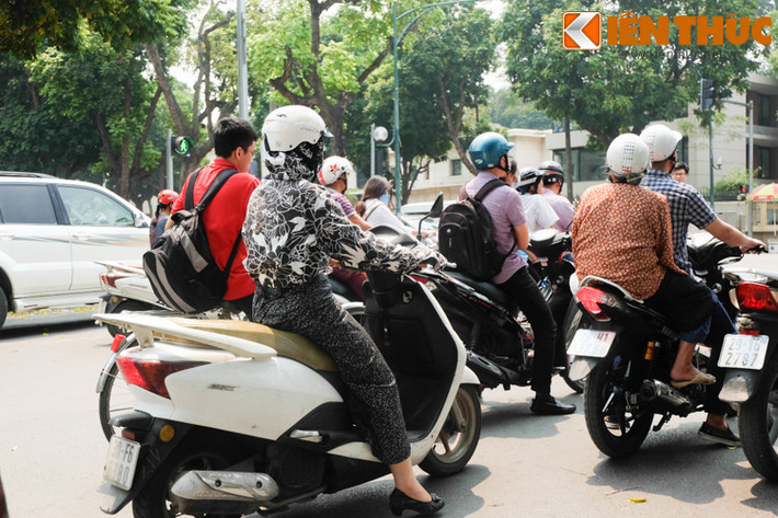 Mới đầu hè mà trên đường phố đã xuất hiện nhiều chị em bịt kín như ninja.