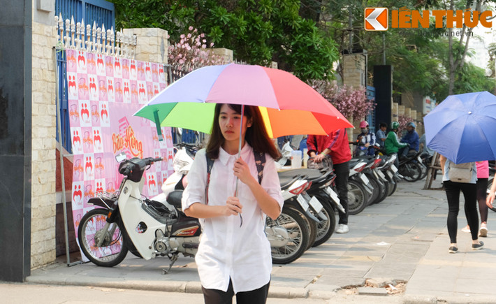 Ai cũng muốn đi thật nhanh qua những đoạn đường nắng nóng.