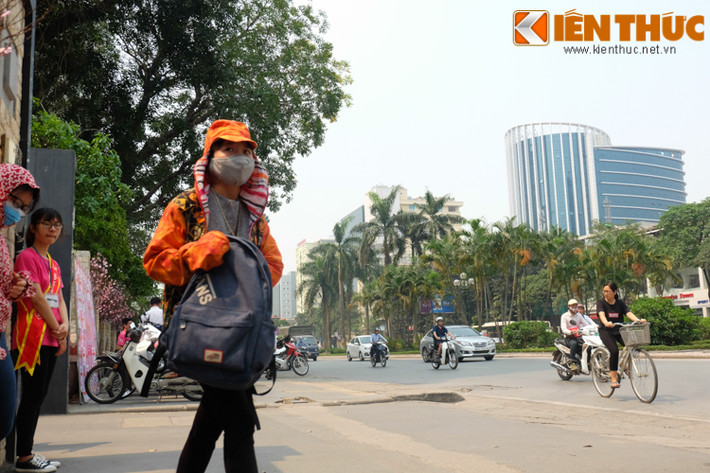 Đa phần các cô gái chọn cách bịt kín mít, chỉ hở hai con mắt.