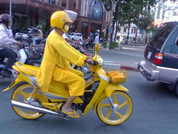Trang phục độc lạ, tông xuyệt tông đến từng chi tiết.
