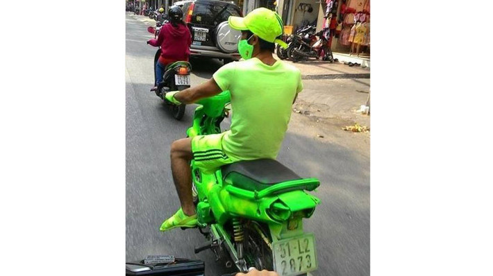 Trang phục đi đường, màu sơn xe quá nổi.