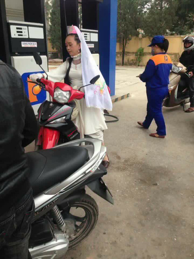 Tiên cô giáng trần, đi đổ xăng.