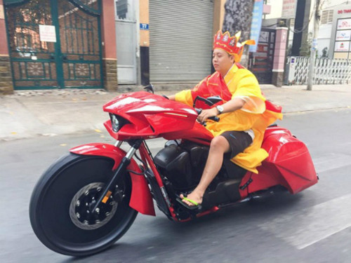 Cạn lời với bộ cà sa Đường Tăng bát phố.