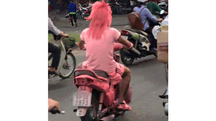 Ai cũng phải ngước nhìn anh.