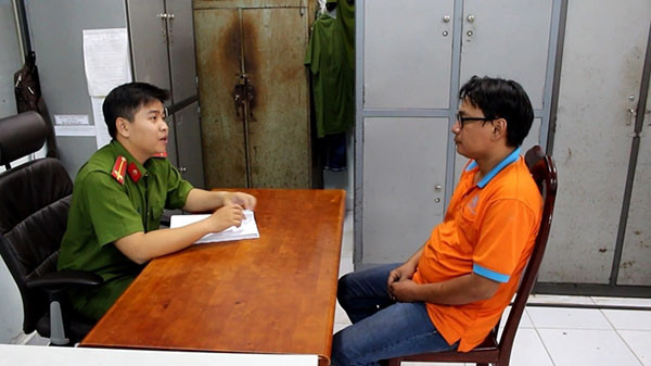 Tại trụ sở Công an phường An Lợi Đông, Phong mới chịu thổi vào máy đo nồng độ cồn. Kết quả cho thấy nồng độ cồn của Phong là 0,565mlg/ lít khí thở vượt quá mức qui định cho phép. Công an phường An Lợi Đông đã lập hồ sơ về hành vi “chống người thi hành công vụ”. Ảnh: Tâm sự GĐ.