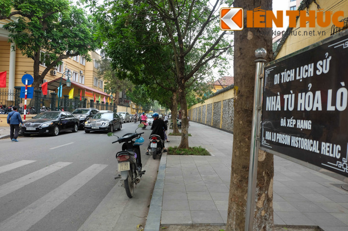 Con phố này luôn thu hút khách du lịch đến thăm quan vì có di tích lịch sử nhà tù Hỏa Lò - nơi đã giam giữ nhiều nhà yêu nước, quyết tâm chống Pháp.