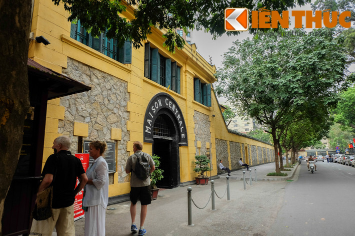 Con phố với duy nhất là nhà số 1. Đây là nhà giam Trung ương (Maison Centrale) do Pháp xây năm 1896 trên đất thôn Phụ Khánh, tổng Vĩnh Xương (cũ) - một làng nghề chuyên sản xuất đồ gốm xưa.
