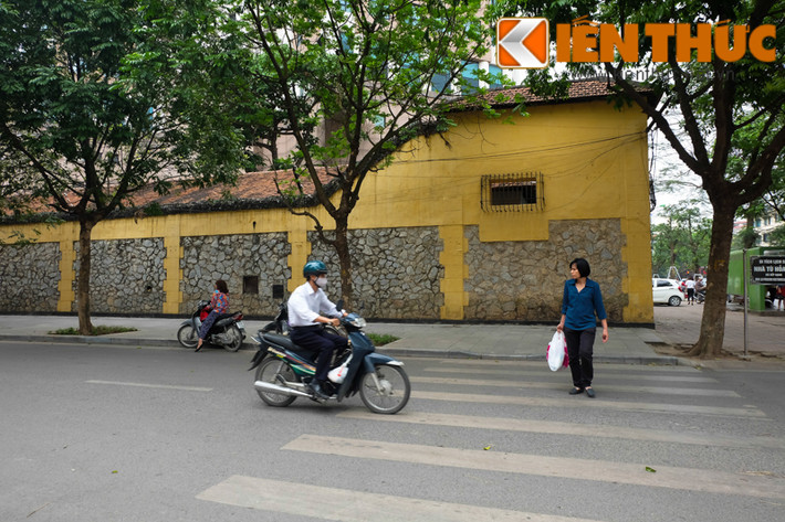 Khi Pháp chiếm Hà Nội, đã lấy đất ở đây để xây toà án và nhà tù. Do ở trên đất thôn Hỏa Lò nên nhà tù được người dân gọi là “Nhà tù Hỏa Lò”.