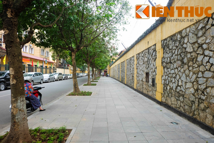 Không giống nhiều con phố khác, phố Hỏa Lò có những bức tường bằng đá, cốt thép cao 4m, dày 0,5m, được gia cố bởi hệ thống dây thép gai có dòng điện cao thế chạy qua. Đây vốn là tường của nhà tù Hỏa Lò.