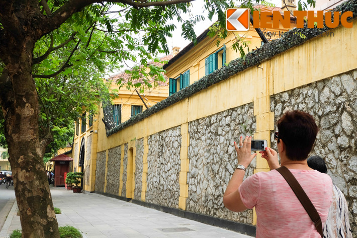 Nhiều du khách nước ngoài tò mò chụp ảnh lại con phố với dây thép gai, tường rào kiên cố.