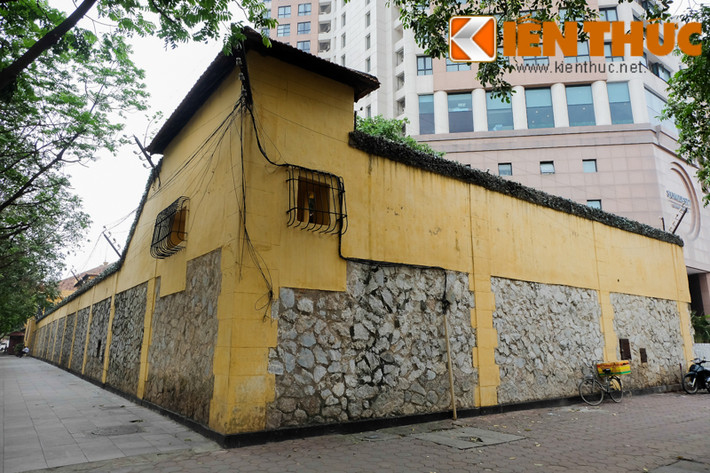 Trước đây, nơi đây có nghề làm các loại ấm đất, siêu đất và các loại hoả lò bằng đất (nung và để mộc), ngày đêm con phố đỏ lửa nên người dân vẫn gọi Hỏa Lò. Sau Cách Mạng đã gọi theo tên quen thuộc đó.