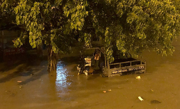 Trước đó, UBND TP HCM đã ký hợp đồng thuê một doanh nghiệp sử dụng máy bơm “khủng” chống ngập cho đường Nguyễn Hữu Cảnh.
