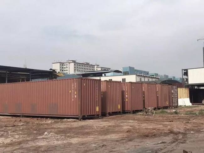 Tám chiếc container cũ kỹ chuẩn bị “đặt nền móng” cho tòa nhà văn phòng tuyệt đẹp.