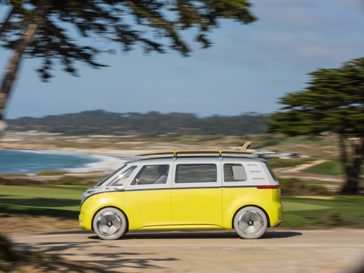Tuy nhiên, năm ngoái Volkswagen gây bất ngờ khi giới thiệu concept bus mini chạy hoàn toàn bằng điện có tên I.D. Buzz. Hãng xe Đức xác nhận sẽ đưa concept này vào sản xuất và sẵn sàng vào năm 2022.