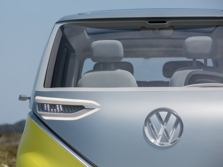 Một trong số các tính năng Volkswagen đang tập trung phát triển là Intelligent Co-Pilot, gồm nhiều hệ thống trợ giúp và tăng trải nghiệm lái xe dựa trên phân tích dữ liệu cảm biến trong và ngoài xe. Tính năng này có cơ chế tự học và tự cải thiện qua mỗi lần nâng cấp phần mềm.