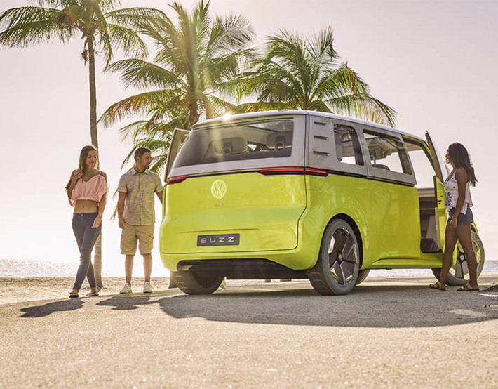 Volkswagen thêm vào cảnh báo nguy cơ va chạm với người đi bộ hoặc đi xe đạp, điều khiển nhận dạng cử chỉ, điều khiển bằng giọng nói... cùng với đó là hệ thống theo dõi biểu cảm khuôn mặt người lái, bật cảnh báo nếu có dấu hiệu mất tập trung.