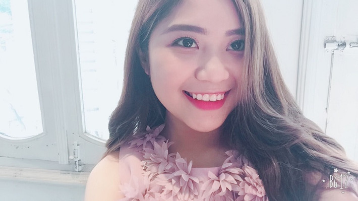 Cô nữ sinh trường báo khiến người đối diện phải “đổ gục” ngay từ cái nhìn đầu tiên bởi khuôn mặt bầu bĩnh, đáng yêu và nụ cười vô cùng rạng rỡ. Hiện tại, Phương Thảo đang theo học lớp Truyền hình K35, khoa Phát thanh truyền hình.