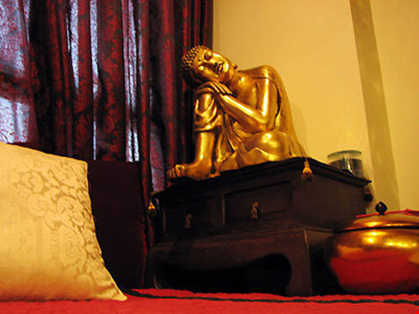 Tượng Phật nhũ vàng trong khu vực thiền.