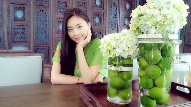 Nữ diễn viên tạo dáng bên thành quả hai bình hoa mình làm.