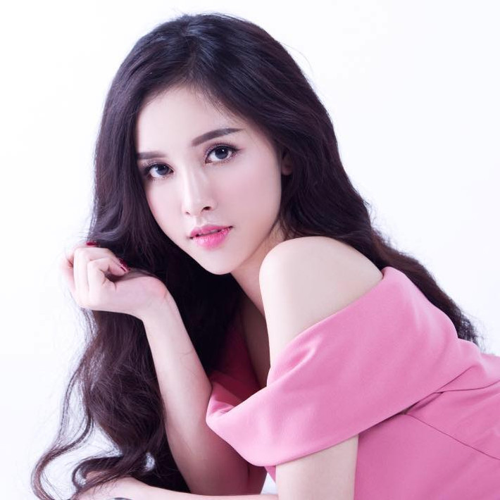 Cô được biết đến với danh hiệu hot girl khi từng đạt giải ngôi sao tài năng trong cuộc thi Ngôi sao thời trang, đồng thời là người mẫu cho nhiều tạp chí ảnh.