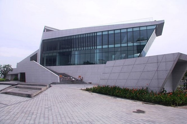 Năm 2009, UBND thành phố Đà Nẵng phê duyệt hồ sơ ranh giới sử dụng đất dự án. Theo đó, tổng diện tịch sử dụng đất là 6.800 m2 (trong đó có phần diện tích sử dụng đất phần mặt nước là 3.500m2). Sau đó, thành phố Đà Nẵng đã giao đất không qua đấu giá cho Cty TNHH I.V.C sử dụng. Ảnh: Tiền Phong.