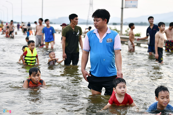 Cách đây một tuần, nước dâng cao ở tuyến đường này đã làm cho người dân quanh vùng đổ xô ra bơi lội, tắm mát.