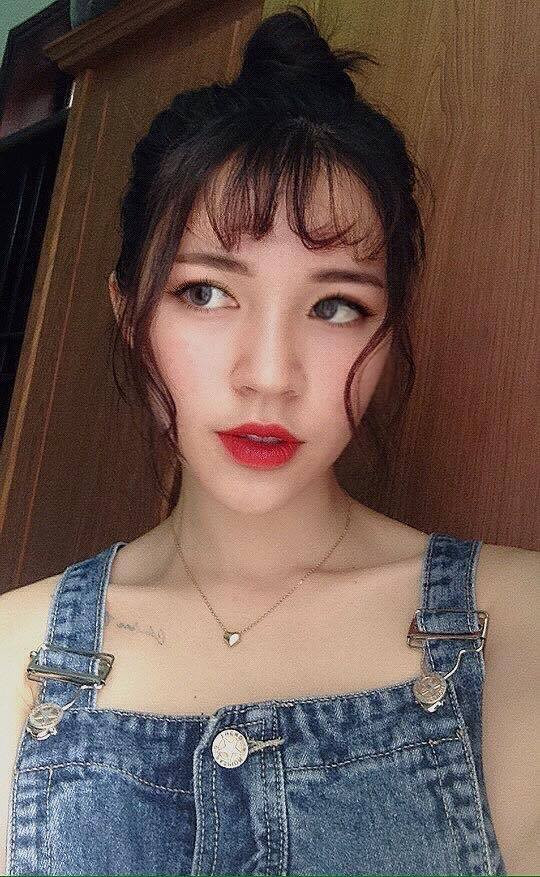 Thế nhưng, cô nàng lại còn yêu thích bộ môn bóng đá - bộ môn thể thao mà đa phần cánh mày râu đều yêu thích. Phương Lan chia sẻ, cô yêu thích đội Chelsea từ năm lớp 8, tính đến nay đã được 6 năm.