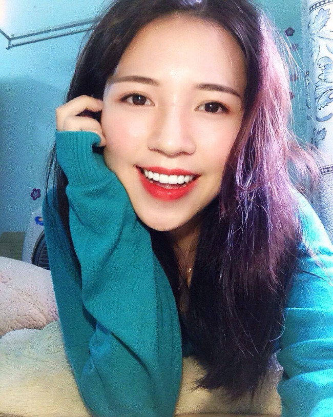 Lấy một cô gái có đam mê với bóng đá có lẽ là mơ ước của nhiều chàng trai. Bởi không những không bị bạn gái cằn nhằn vì mải mê với những trận cầu mà các chàng còn có thể chia sẻ sở thích với bạn gái, có người cùng đồng hành xem bóng. Đặc biệt, khi đó là một cô bạn gái xinh đẹp, học ngành y lại còn biết đá bóng nữa thì có lẽ chẳng có gì đáng để mong đợi hơn.