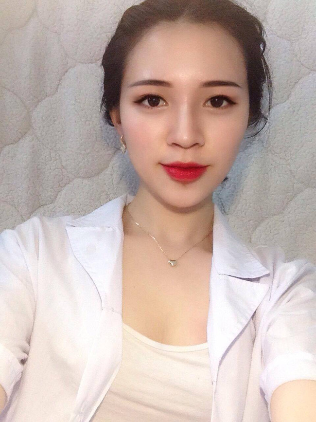 Không chỉ yêu thích và đứng ngoài cổ vũ thôi đâu, cô gái xinh đẹp này còn có thể chơi bóng khá tốt, nhất là ở vị trí tiền đạo. Không ít lần, cô nàng còn giành được giải cầu thủ xuất sắc. Hiện Phương Lan tham gia môn thể thao này tại câu lạc bộ của trường và nơi mình sinh sống.
