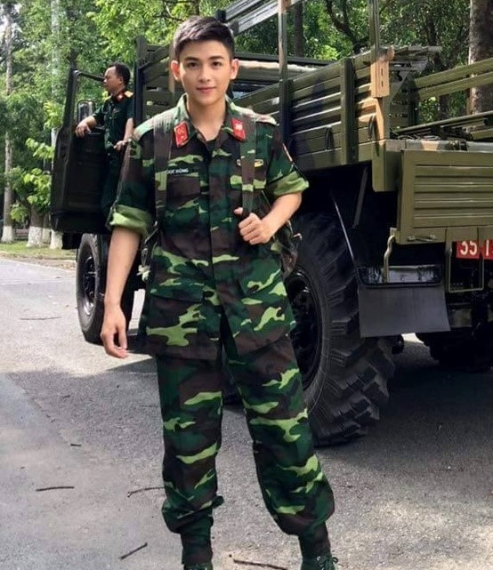 Là phát thanh viên, không ai nghĩ Hải Dương lại ít nói, tính cách nhút nhát. 9X kể lại khi còn nhỏ, mỗi lần nhà có khách, cậu lại trốn trong phòng không dám ra ngoài. “Khi mình trở thành phát thanh viên, thầy giáo cũ từng hỏi sao ít nói lại làm công việc nói nhiều thế. Ban đầu, các anh chị trong tổ cũng nhận xét mình thiếu tự tin, nhút nhát lắm. Cũng chính vì lý do đó, mình chọn công việc phát thanh viên để trau dồi, rèn luyện kỹ năng, mạnh dạn, tự tin trước đám đông”, Dương chia sẻ.