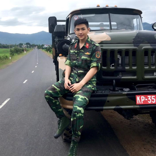 Từng trở thành một hot boy phát thanh viên được nhiều người yêu mến và hiện tại là diễn viên, mẫu ảnh, ít người biết Nguyễn Hải Dương từng bỏ thi đại học sau khi tốt nghiệp THPT. Hải Dương cho hay lúc đó, 9X cũng rất hoang mang và không có người định hướng. Do đó, sau khi tốt nghiệp, Hải Dương không thi đại học mà bồi dưỡng thêm ngoại ngữ rồi tham gia cuộc thi tuyển phát thanh viên vào Đài Phát thanh - Truyền hình Bình Phước.“Quyết định này lại mở ra những con đường khác có chút may mắn với mình. Sau khi bắt đầu công việc phát thanh viên, mình mới tham gia học thêm để hỗ trợ công việc”, Hải Dương chia sẻ.