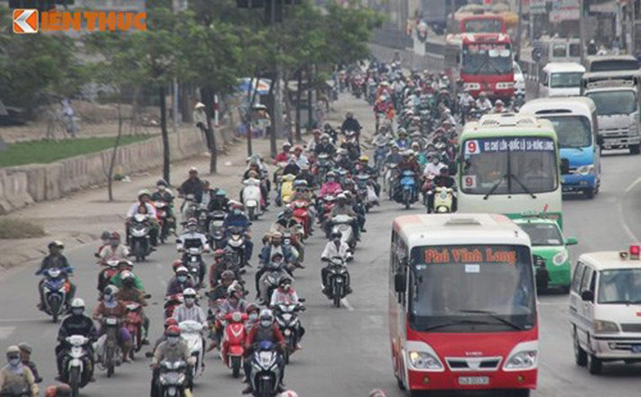 Trên QL1, cửa ngõ từ các tỉnh Miền Tây về TP HCM cũng tấp nập xe cộ trở lại TP HCM sau kỳ nghỉ lễ chiều 1/5...