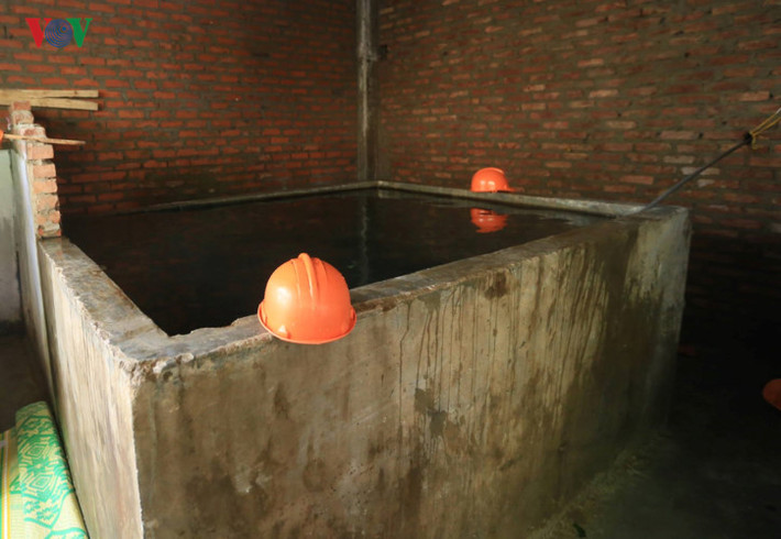 Nhưng tuyệt nhiên không được che đậy và môi trường này được các bác sĩ cảnh báo là nơi thuận lợi cho muỗi đẻ trứng trong bối cảnh dịch sốt xuất huyết đang bùng phát mạnh tại Hà Nội. (Từ đầu năm đến nay cả nước ghi nhận khoảng 60.000 ca bệnh sốt xuất huyết, 18 trường hợp tử vong, trong đó Hà Nội ghi nhận 6.699 ca bệnh, 4 người tử vong. Trong tuần từ 17-23/7, toàn TP Hà Nội ghi nhận 1.389 trường hợp mắc bệnh).