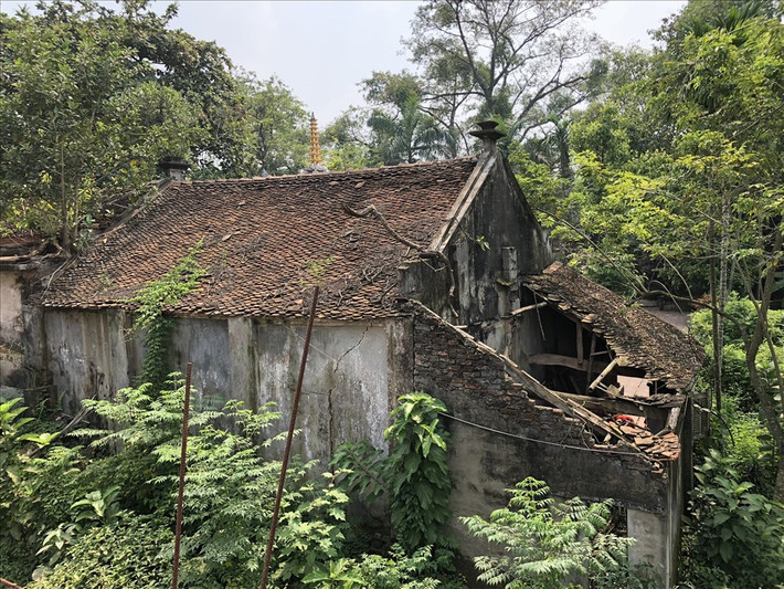 Mái chùa lợp bằng ngói mũi hài, nhiều phần mái đã bị hỏng.