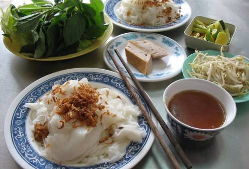 Bánh cuốn Hải Dương: Về thành phố Hải Dương, tìm tới con phố Bắc Sơn, con phố với món bánh cuốn nổi tiếng đã được đưa vào từ điển Wikipedia. Ở đó có quán bánh cuốn bà Thấu gắn liền với thương hiệu bánh cuốn Hải Dương. Nếu ai đã thử, sẽ chẳng thể nào quên những tấm bánh mỏng mướt như giấy pơ-luya, thanh mát, trong suốt mà vẫn béo ngậy. Từ một thương hiệu bánh cuốn bà Thấu, hàng loạt hàng bánh cuốn cũng mọc lên ở thành phố Hải Dương. Ảnh: Foody.