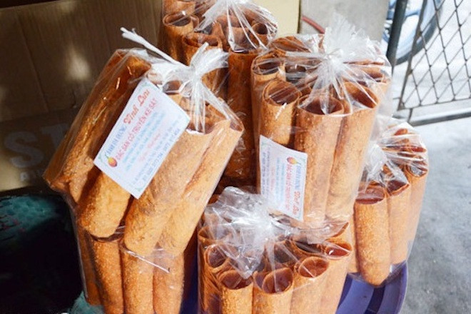 Bánh đa gấc Kẻ Sặt: Bánh đa gấc Kẻ Sặt là một đặc sản không thể bỏ qua khi đến Hải Dương. Nguyên liệu làm bánh gồm những nguyên liệu giản dị như gạo, đường, vừng, lạc, dừa thái mỏng và hương vị gừng tươi. Bánh đa gấc gia truyền có màu vàng óng, ngày nay được cho thêm gấc vào nên có màu đỏ au bắt mắt. Bánh có vị bùi của gạo xen lẫn với mùi thơm của vừng, dừa nên cực kỳ kích thích. Ảnh: Saigonamthuc.