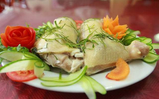 Gà Mạnh Hoạch: Gà tươi Mạnh Hoạch của Hải Dương nổi tiếng khắp cả nước nhiều năm nay. Đây là một thương hiệu xuất phát từ ông “vua gà” đến từ Hải Dương – Phạm Hồng Hoạch. Từ một quán nhỏ do ông Phạm Hồng Hoạch làm chủ đến nay đã trở thành một thương hiệu có hệ thống nhà hàng trên khắp cả nước thu hút nhiều thực khách gần xa. Ảnh: Foody.