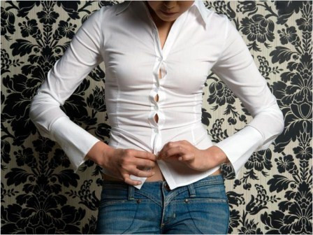Khó thở: Nếu bạn mặc áo ngực quá bó sát sẽ ảnh hưởng đến hoạt động cơ hoành. Khi hệ hô hấp hoạt động kém khiến cơ thể thải trừ khí CO2 kém và chính điều này khiến tế bào bị lão hóa sớm. Ảnh: Orene.