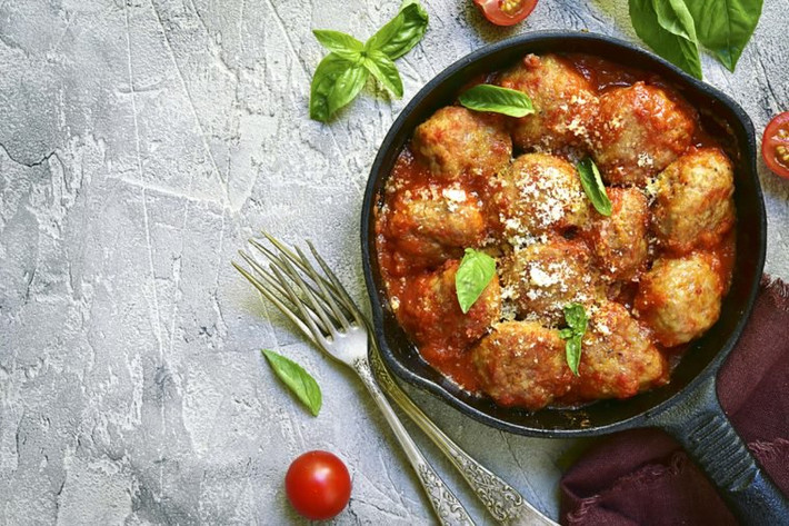 Thêm rau bina vào thịt: Cho dù bạn đang làm thịt viên hoặc bánh mì kẹp thịt, hãy trộn một số lá rau bina vào thịt của bạn để thêm một số vitamin và khoáng chất bao gồm canxi. Hay khi xào thịt bò, gà tây gần chín, bạn có thể bỏ thêm một ít lá rau bina vào chảo và cho đến khi lá rau mềm và ngót đi. Ảnh: Shutterstock.