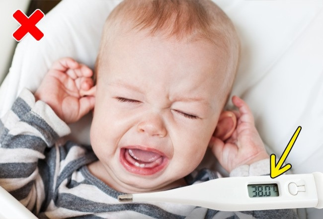 8. Mọc răng không gây sốt: Nhiều phụ huynh nghĩ rằng bình thường một đứa trẻ bị sốt cao khi trẻ đang mọc răng nhưng đó là một sai lầm. Thực tế, mọc răng đôi khi có thể gây sốt nhẹ (thường khi chiếc răng đầu tiên xuất hiện). Nhưng nếu trẻ bị sốt cao thì đó có thể là triệu chứng của bệnh khác. Ảnh: Depositphotos.
