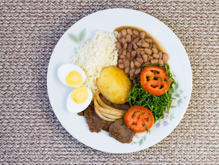 Người Brazil tập trung vào các loại thực phẩm truyền thống và ăn cùng nhau: Ở Brazil, người dân ăn ít thực phẩm chế biến sẵn và tăng cường các bữa ăn truyền thống với rau củ và cơm nhiều hơn. Người Brazil cũng được chính phủ khuyến khích sử dụng ít dầu và gia vị, cũng như ăn chậm hơn và ăn đông đủ cùng gia đình. Trong thực tế, ăn chậm và ăn cùng với người khác được cho rằng sẽ giúp bạn ăn ít hơn. Ảnh: Shutterstock.