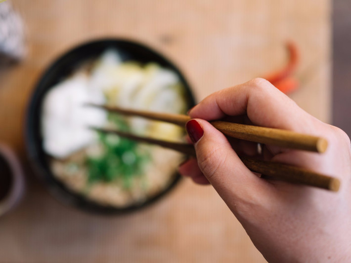 Người Trung Quốc ăn nhiều rau và không tính lượng calo: Chế độ ăn của người dân Trung Quốc gồm các thực phẩm tươi như cá, rau tươi và nước canh. Trà xanh và cơm là các món mà người Trung Quốc và Châu Á thường có trong bữa ăn. Ngoài thực phẩm, việc ăn bằng đũa và đặt thức ăn trong các đĩa nhỏ hơn, giúp họ giảm tốc độ và kiểm soát khẩu phần khi ăn. Ảnh: Shutterstock.