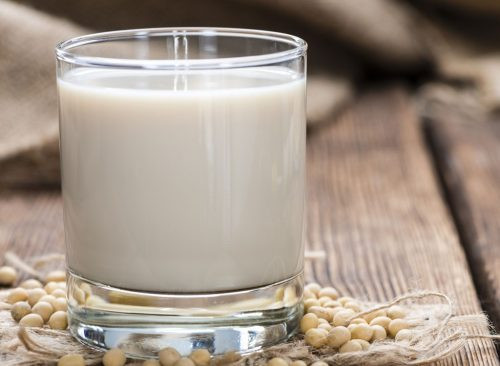 1. Thực phẩm thực vật: Cho dù bạn đang cắt giảm sữa bò hay theo chế độ ăn thuần chay, thì các sản phẩm thực vật như sữa yến mạch và sữa đậu này chính là những lựa chọn phù hợp. Sản phẩm thực vật được dự đoán sẽ trở thành xu hướng thực phẩm hot trong năm 2018. Ảnh: Eatthis.