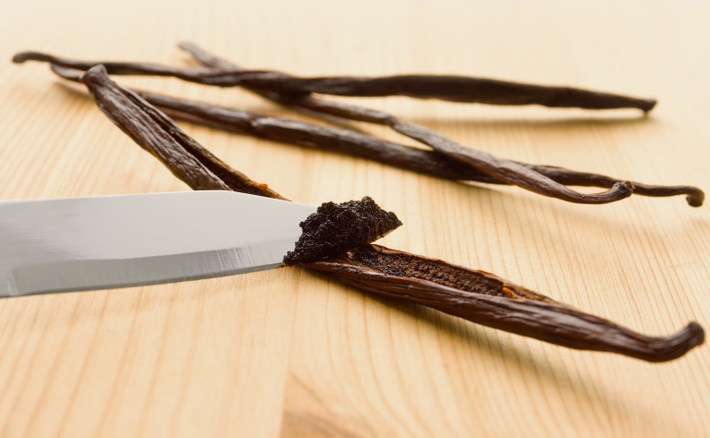 Các vỏ quả vani được sấy khô cho đến khi chuyển màu nâu và tách vỏ để lộ ra lớp vanilla bên trong. Ảnh: Shutterstock.
