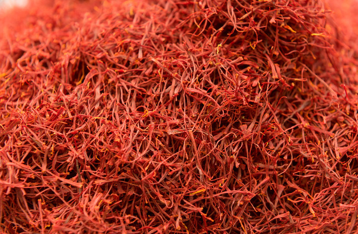 Mỗi bông hoa chỉ sản xuất một vài sợi saffron. Loại gia vị đắt đỏ này thường được bán theo trọng lượng rất nhỏ, chỉ với một vài sợi đóng gói trong chai thủy tinh. Ảnh: Shutterstock.
